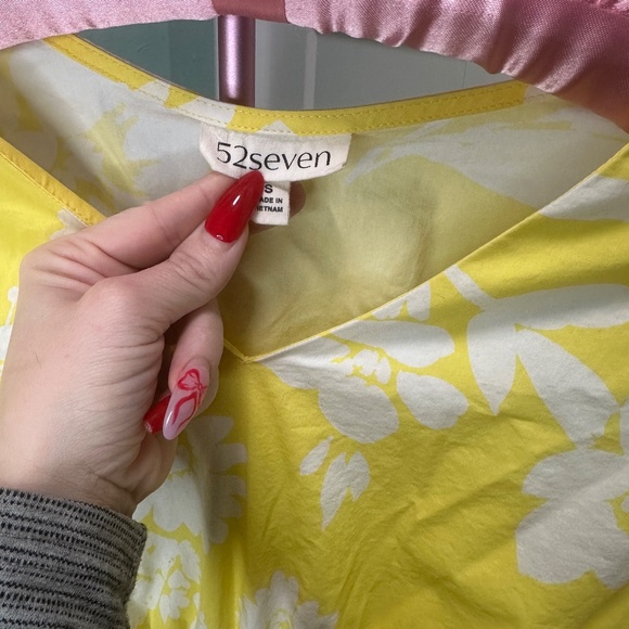 52SEVEN yellow/white puffy sleeve floral Small smocked dress tiered, ruffled hem - Picture 2 of 6